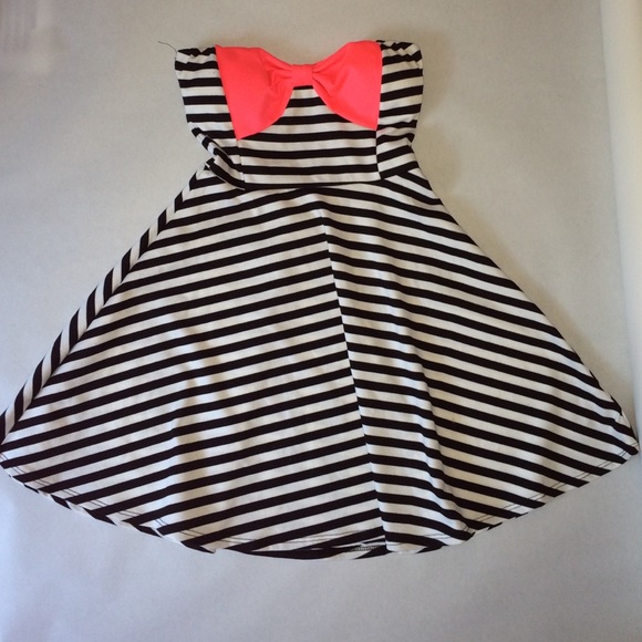 Black and white dress with a pink bow