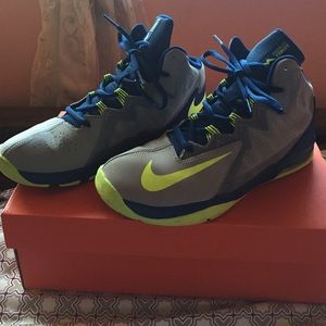 Basketball shoes