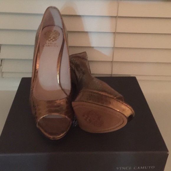Gold Vance Camuto night on the town shoes - Picture 3 of 4