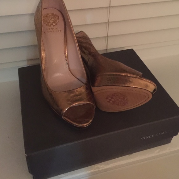 Gold Vance Camuto night on the town shoes - Picture 4 of 4