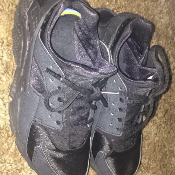 All black Nike huarache