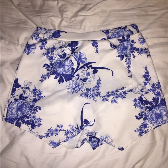 white skort boohoo