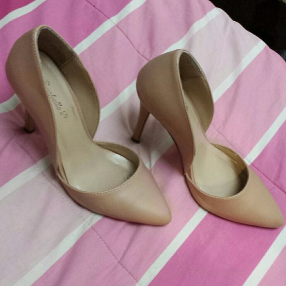 Must have nude pumps