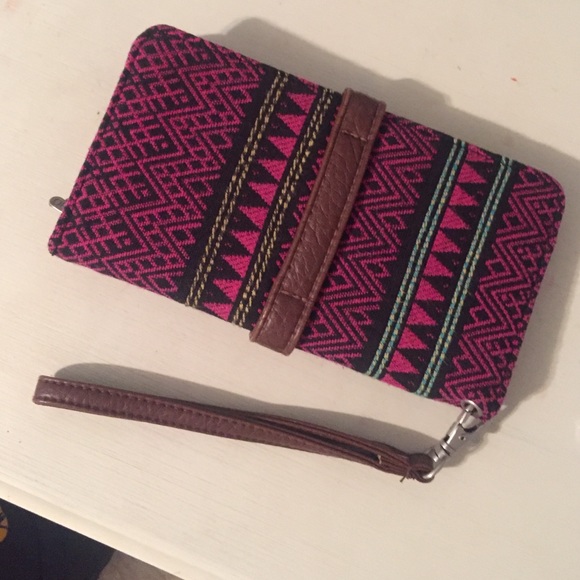 Patterned wristlet - Picture 2 of 3
