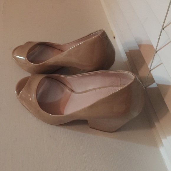 Brand New Vince Camuto tan Shoes! - Picture 2 of 4