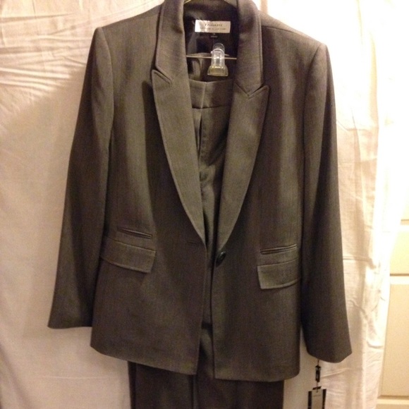 Tahari 2 piece suit, Size 16, NWT