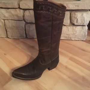 Size 7 1/2 Womens Ariat boots. Never worn.