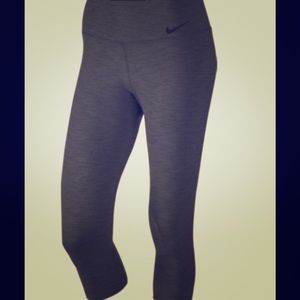 **PRICE REDUCED**Nike Women Legendary Tight Capri