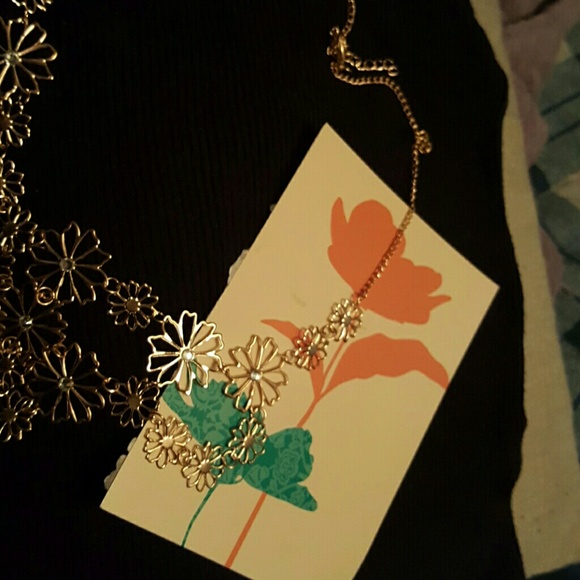 Gold flower necklace NWOT