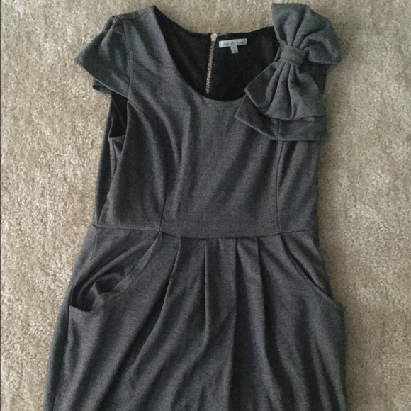 Pocket business dress with giant bow on neckline