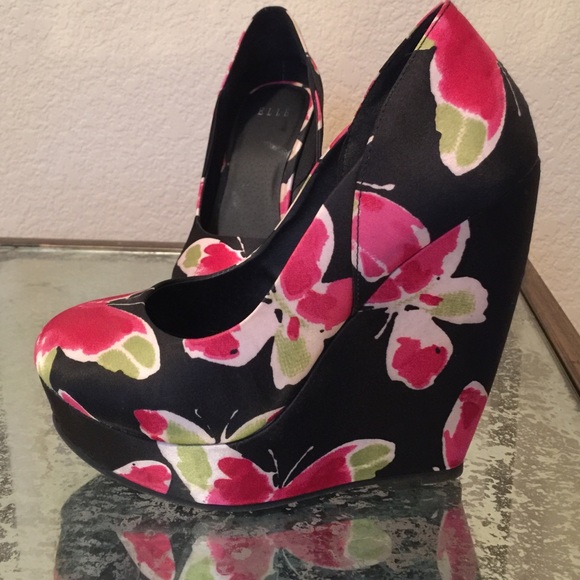 Flowered Wedge Heels - Picture 2 of 3