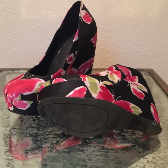 Flowered Wedge Heels - Picture 3 of 3