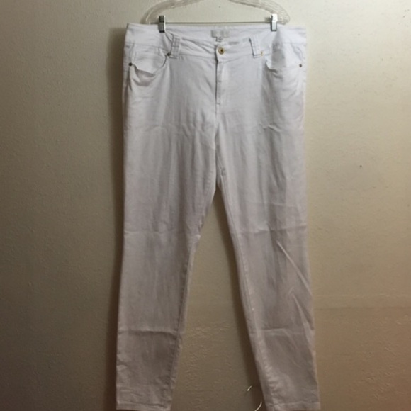 ‼️SOLD‼️ White Stretch Skinny Jeans Forever21+ - Picture 1 of 1