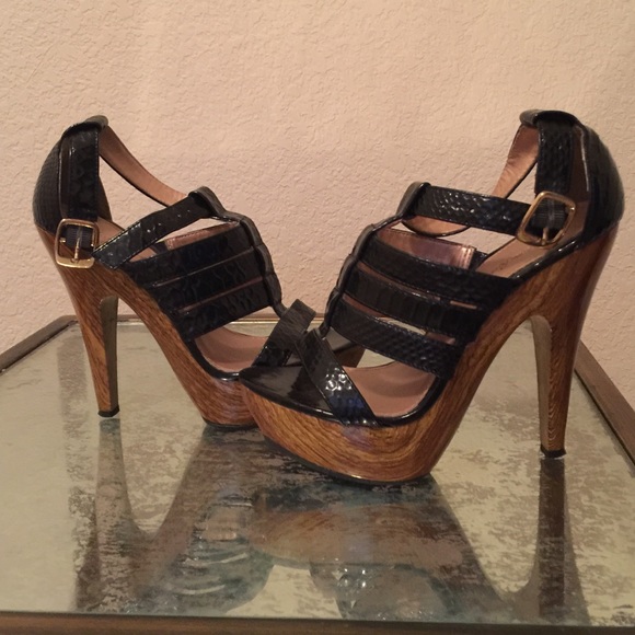 Black Faux Patent Leather Heels - Picture 2 of 3