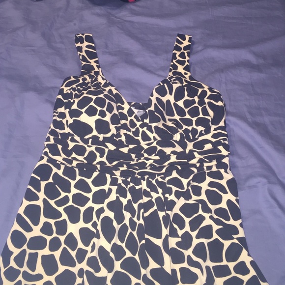 Fitted knee-length dress, animal print. - Picture 1 of 4