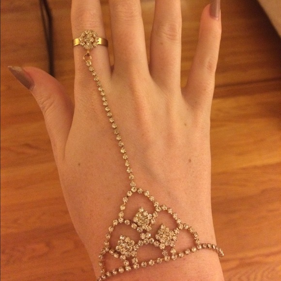 Finger chain bracelet