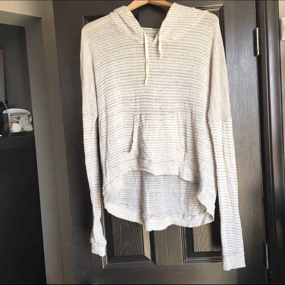 Brandy Melville Ollie sweater (cream high-low) - Picture 1 of 3