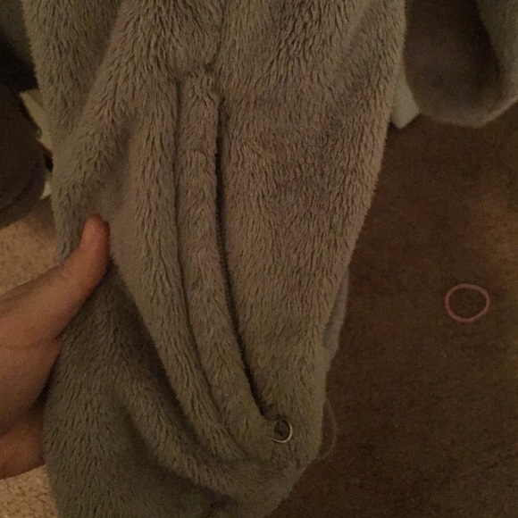 Grey fuzzy women's north face jacket (medium) - Picture 4 of 4