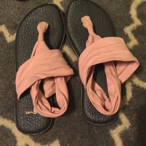 Yoga mat Sanuk sandals