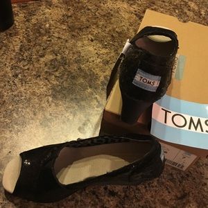 TOMS Never worn--So cute! Sequence😎💍
