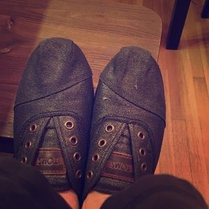 Toms cordones. Extremely comfortable. Unique color