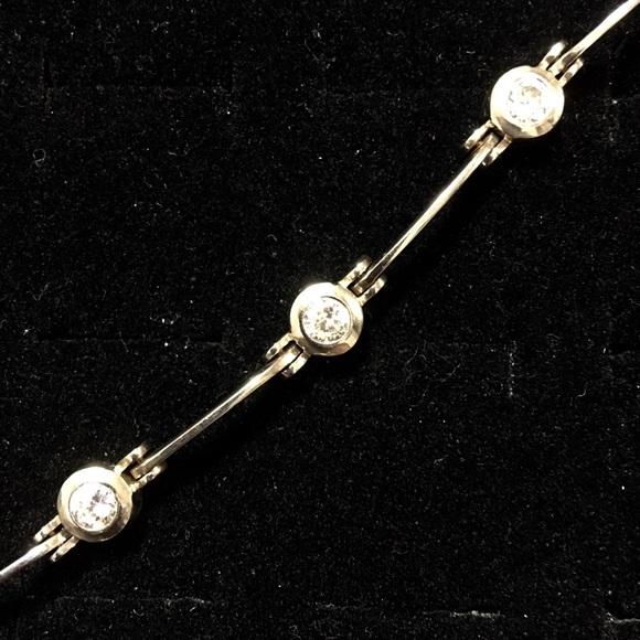 Beautiful Contemporary Silver Bracelet with CZ.