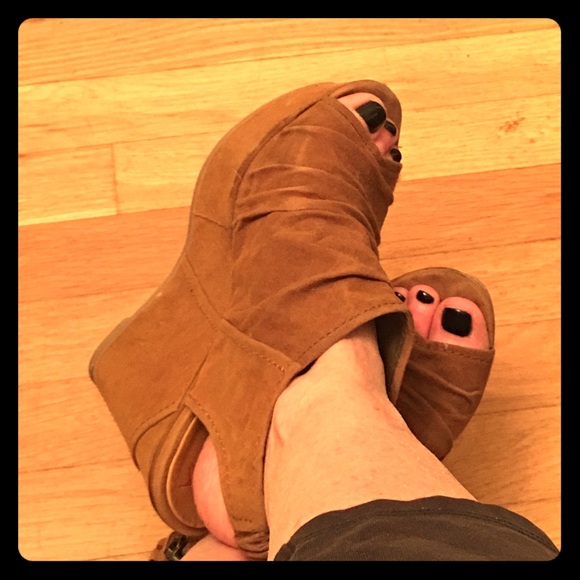 Brown suede platform wedge sandals. Perfect 4 fall