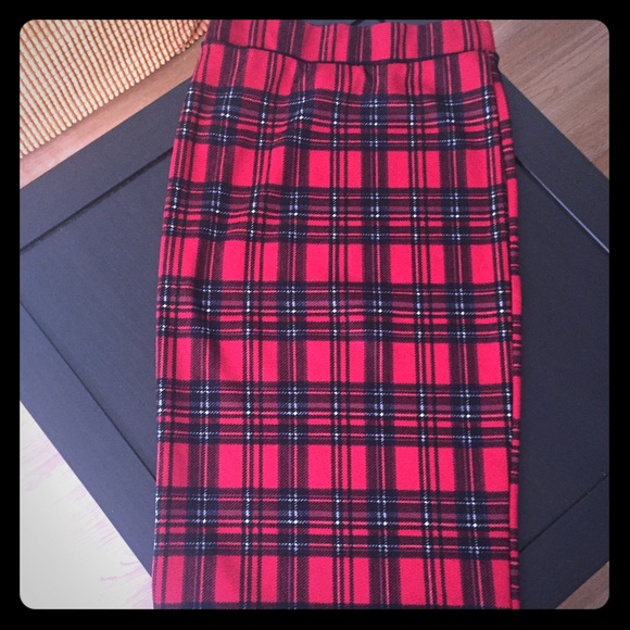 Plaid midi skirt and bebe leggings