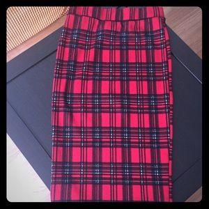 Plaid midi skirt and bebe leggings