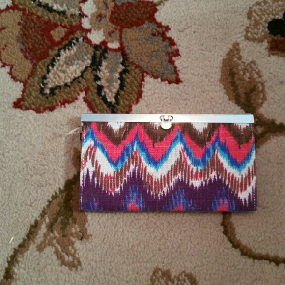 New! Chevron Clutch Wallet - Picture 1 of 2