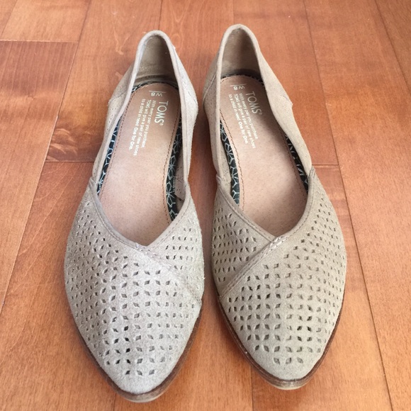 Toms Jutti perforated flat size 8