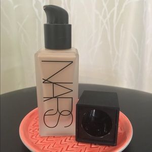 NARS All Day Luminous Weightless Foundation