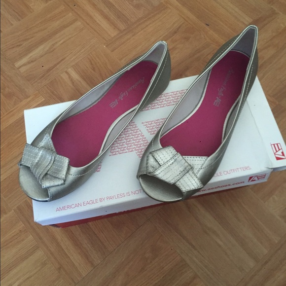 American Eagle Silver Open toe shoes with Bow