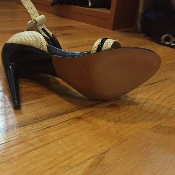 LAMB black and white ankle strap sandal. - Picture 2 of 4