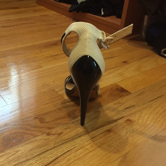 LAMB black and white ankle strap sandal. - Picture 3 of 4