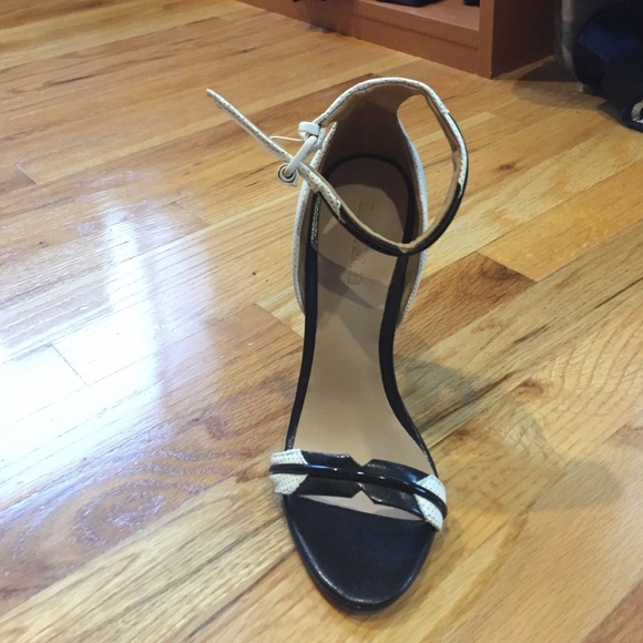 LAMB black and white ankle strap sandal. - Picture 4 of 4