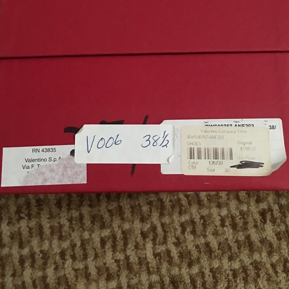 SOLD Band new Valentino bi color pumps - Picture 3 of 4