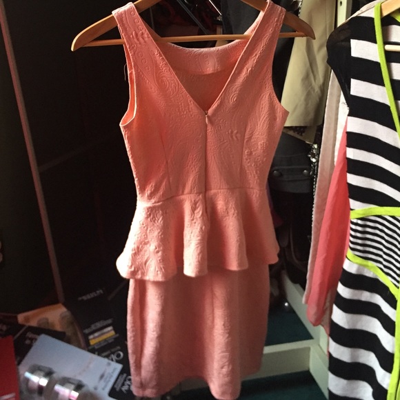 Peach peplum dress - Picture 4 of 4