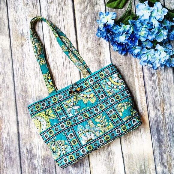 Vera Bradley Handbags - MOVING SALE 🚛 Vera Bradley Arm Bag in Peacock 💚