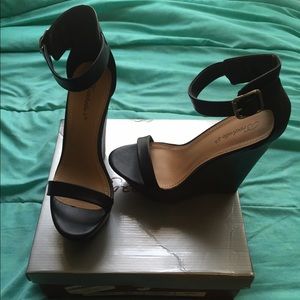Breckelle's Black Wedge