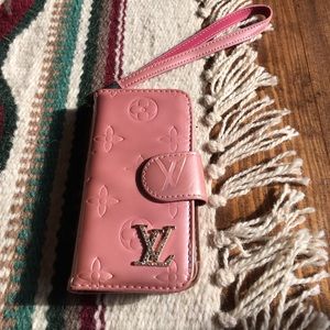 5s 🌺pink Louis Vuitton phone case. 😛