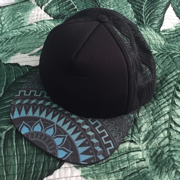 Surf trucker hat
