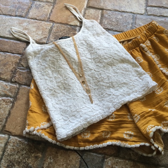 NWOT Forever 21 Lace Spaghetti Strap Crop Top