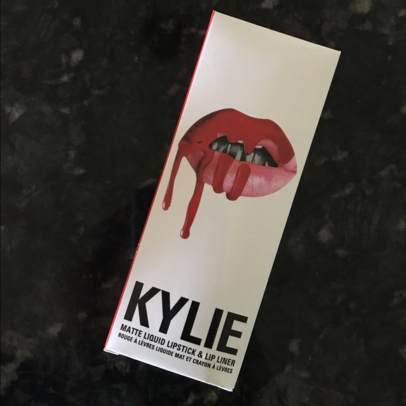 22 - Kylie Lip Kit