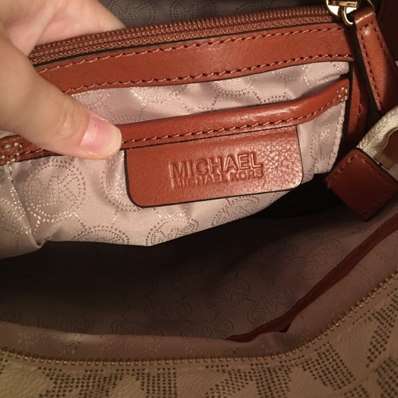 Michael kors purse - Picture 3 of 3