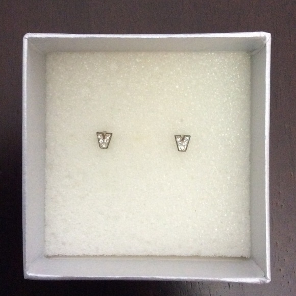 Jewelry - ⭕🔴V monogram rhinestone studs!