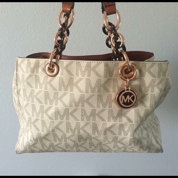 Michael kors purse, barely ever used