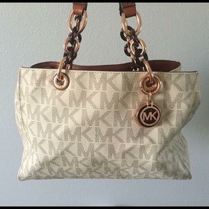 Michael kors purse, barely ever used