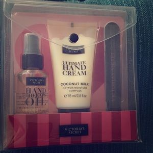 Brand new Victoria's Secret moisturizing set! 🎉