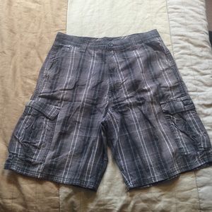 32 men's shorts black plaid